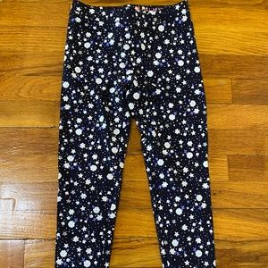 Like new. Print leggings. Ruffle bottom.